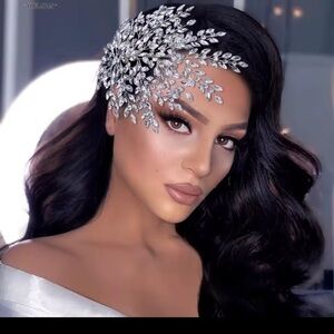 Elegant Silver Leaf Hair Accessory